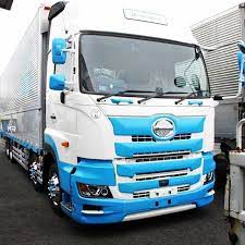 プロフィア本日納車ですねぇ メッキ類無しバージョンは少し寂しい どのみちメッキバンパー生産追いついてないようで これも有りですね 次はスーパーグレートです 塗装参考にして下さい オークラロジ 京都城陽営業所 新型プロフィア プロフィア メッキ無し