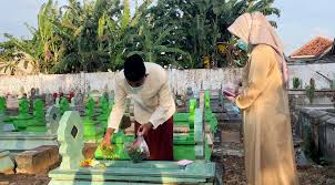Namun tekadku untuk menjadi orang yang berguna tetap besar. Jelang Pelantikan Bupati Sumenep Terpilih Achmad Fauzi Nyekar Ke Makam Kedua Orang Tuanya Nusa Daily