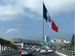 Poner una bandera al revés del país que sea creo que significa que el país está en guerra o algo así. Colocan Bandera Al Reves En San Jeronimo Usuarios Reportan En Redes Y La Voltean Infobae