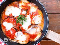 Poi aggiungete la passata di pomodoro, un pizzico di sale una spolverata di origano e fate cuocere 5 minuti. Parmigiana Di Melanzane In Padella Ricette Al Volo