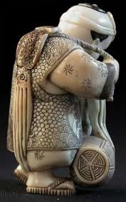 Japanese people used to hang their everyday articles such as small money pouches, tobacco pouches, and seal or medicine cases (inro) from their sash or belt (obi). 345 Netsuke InrÅ Co Ideen Schnitzen Obi Kimono