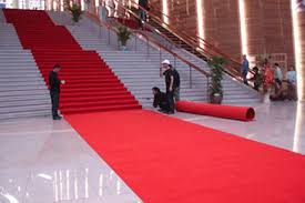 When decorating the party venue, be sure to hang up a hollywood banner to greet guests and direct them inside. Hollywood Red Carpet Awards Ceremony Party Theme Supplies