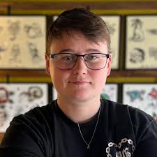 So I know obviously Seneca Crane isn't related to Snow but I once read a  fanfic that wrote him as Snow's son and it was basically about their  relationship right before and