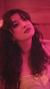 Mixing sweet and sincere with comedy is the secret to a good sitcom (say  that 3x fast). After all, good times require bad times to be special. ❤️📺  EP: Cleo Selander @cleo.selander