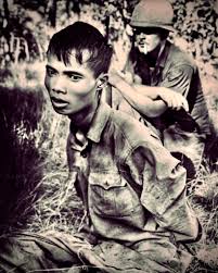 Bức ảnh này ghi lại khoảnh khắc một chiến sĩ Giải Phóng Quân bị l.ính M.ỹ  bắt giữ trong trận Ia Đrăng, một trong những trận đánh lớn đầu tiên giữa  Quân