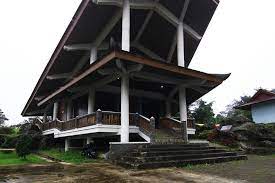 Dieng plateau theather (bangunan bersejarah di dieng) dieng plateau theater diresmikan oleh presiden susilo bambang yudhoyono pada 19 april 2006,dieng plateau theather ini berfungsi sebagai tempat yg menyuguhkan film sejarah tentang dieng ,awal terbentuknya dieng,dan kesenian dieng.dieng plateau theather terletak tdak jauh dari telaga warna jika anda melalui arah wonosobo sekitar 3km untuk. Dieng Plateau Theater Tempat Pertama Yang Harus Dikunjungi Saat Ke Dieng Indonesia Kaya