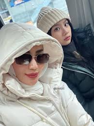 7 Potret Outfit Berhijab Imel Putri di Eropa, Rok Mini dan Long John Disorot