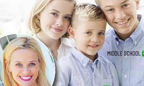 Reese witherspoon and ryan phillippe's kids ava and deacon phillippe are their famous parents' lookalikes in a new photo shared over the weekend. Reese Witherspoon Shares Rare Photo Of All Three Kids Ava 18 Deacon 14 And Tennessee 5 Daily Mail Online
