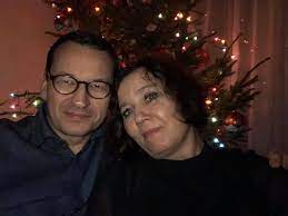 Zarejestrował się na szczepienie poprzez infolinię. Premier Morawiecki Wraz Z Zona Zlozyli Polakom Zyczenia Wydarzenia W Interia Pl