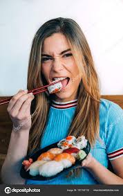 Gröda Kvinna Äta Sushi Bakgrund — stockfoto © david-pull.hotmail.com  #191194118