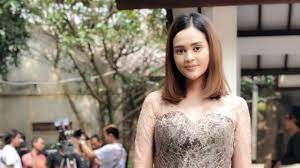 Cut meyriska adalah artis terkenal indonesia, sejak tahun kemarin ia sering menggunakan hijab. Risih Terlalu Kurus Cut Meyriska Berhasil Naikkan Berat Badan 10 Kg Kumparan Com