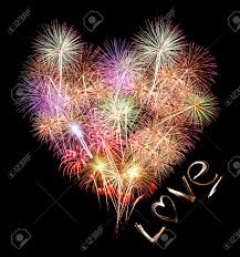 Samedi 24 juillet 2021 à 22h. Amour Et Coeur Fabriques A Partir De La Lumiere Et Feux D Artifice Sur Fond Noir Banque D Images Et Photos Libres De Droits Image 35836622
