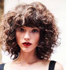 Quand il s'agit de la recherche de bonnes, les femmes ne restent pas en arrière. 15 Coupes Courtes Pour Les Cheveux Boucles