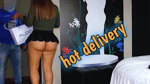 esposa le pide ayuda al repartidor y terminan follando mientras el marido  no está en casa