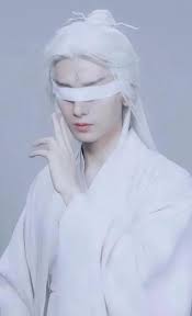 With the same white hair, Wang Hedi couldn't bear to look directly at  Chengyi, but they still held it.