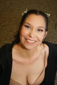 How to improve a face-to-face wedding photo of the husband and wife?