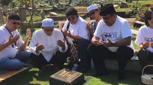 Pengki versi benyamin dalam benyamin biang kerok versi lawas adalah seorang supir yang gemar menjahili keluarga majikannya. Wafat 25 Tahun Lalu Benyamin Sueb Multitalenta Masih Melegenda Muncul Di Google Doodle Hari Ini Halaman All Tribun Jabar