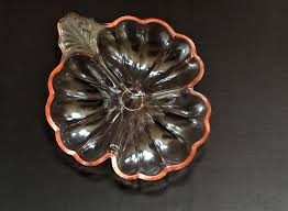 Plat De Service De Bonbons Forme De Tifere Marigold Annee 70 En Verre Irise In 2020 Serving Dishes Iridescent Glass Candy Dishes