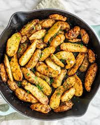This Recipe For Oven Roasted Fingerling Potatoes Gives You A Perfectly Crispy And Delicio Roasted Fingerling Potatoes Fingerling Potatoes Dinner Guests Recipes