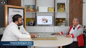 PLATICATORIO. Alejandro Molinari platica con Roberto Domínguez, genio  musical comiteco.