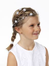 30 kinderfrisuren für mädchen zur hochzeit und kommunion wenn sie die mütter eines zukünftigen blumenmädchens sind dann müssen sie eine passende festliche frisur für sie auswählen. Frisuren Kommunion Frisuren Mit Pony