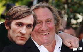 Diaporama : des acteurs français qui posent avec leurs doubles jeunes, par  Topito. Le lien d'origine : http://bit.ly/2S1N4dk