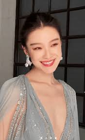 绝处逢生”倪妮：因不雅照与冯绍峰分手，傍上李宇春成资本宠儿_手机搜狐网