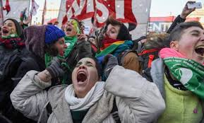 Lágrimas, gritos y emoción: así se vivió en la calle el primer paso para  legalizar el aborto en Argentina | Verne México EL PAÍS