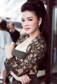 Có thể nói, kiều nữ và đại gia là bộ phim để đời của lý nhã kỳ. Má»¹ Nhan Kiá»u Ná»¯ Va Ä'áº¡i Gia Bay Giá» Ra Sao