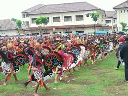 Keinginan memiliki yang begitu kuat maka dibuatlah kuda kepang lalu ditunggangi dengan kaki mereka sebagai kaki kuda. Kesenian Embeg Tari Kuda Kepang Banjarnegara Blognya Mas Adi