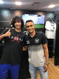 O jogador é visto como a maior joia da base alvinegra. Botafogo F R Ar Twitter O Matheus Nascimento Atacante Do Botafogo Convocado Constantemente Para A Selecao Brasileira Sub 15 Passou Na Loja Oficial E Tirou Foto Com O Erik Presente E Futuro Juntos Baseforte