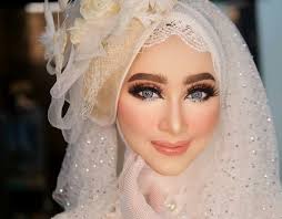 Hijab pengantin duo layer sempurna dengan menggunakan hijab segi via youtube.com. 7 Inspirasi Makeup Pengantin Hijab Elegan Dari Sederhana Hingga Mewah Wedding Market