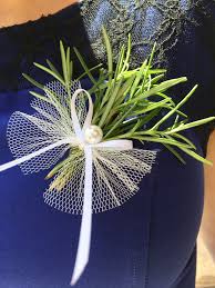 Anstecker Fur Die Gaste Mal Ganz Anders Rosmarin Mit Schleifchrn Und Perle Hochzeit Anstecker Anstecker Hochzeit Hochzeitsanstecker Hochzeit