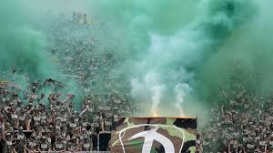 Ultras dynamo dresden in memorial of 1945. Verletzte Fans Von Dynamo Dresden Im Militar Look Randalieren In Karlsruhe Sportbuzzer De