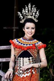 Tati tedak usu dan tedak hapii yang terletak di tangan. Dayak Woman Shefalitayal