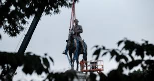Photo À l'approche des 250 ans des États-Unis on réinstalle les statues ...