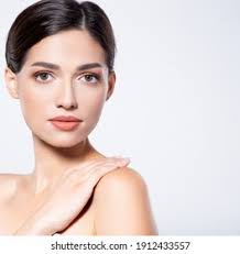 Retrato de una bella morena con Foto de stock 1912433557