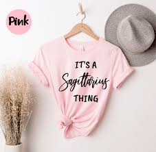 C'est une chemise de chose sagittaire, un cadeau pour le Sagittaire, des  cadeaux d'art du zodiaque, des signes du zodiaque, un cadeau d'astrologie,  une chemise d'horoscope, une chemise du zodiaque