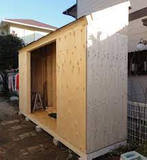 完成自作物置小屋 健康維持のため家族でロードバイクを購入しましたが 走行後 毎回家の中にしまうのが億劫になり 自転車庫を兼ねた物置を作りました 設置箇所は玄関から中庭に抜ける通路の部分で隣家との境目 ここには檜と百日紅が 植えてあったのですが 日当たり