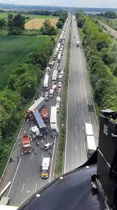 Les deux passagers sont décédés. Oise Un Mort Et Un Blesse Grave Dans Le Terrible Accident Qui A Paralyse L A1 Le Parisien