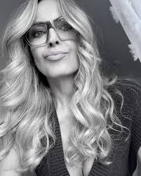 🤎🤎 Sunday 🤎🤎 . Have fun and enjoy 🥂🍾 . Now I enjoy the rest of the  day sweeties 😜 . You too???? 🤔🤔🤔 . . #flyaway #blondes #momentslikethis  #lovemylife❤️ #empower #powerwoman #happylife