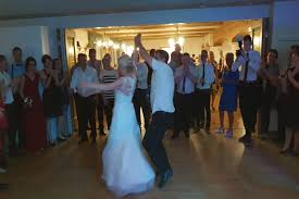 Manchmal verlassen junge menschen diese auch völlig ohne abschluss. Tolle Hochzeit Mit Zahlreichen Hochzeitsgasten In Muhlviertel Mit Der Hochzeitsband Und Hochzeitsmusik X Large Aus Oberosterreich Zahlreiche Events In Linz Wels Steyr Salzkammergut Bis Niederbayern Ab Sofort Gibt Es Eine Fotobox Fur Hochzeiten