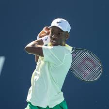 Aos 17 anos, francês bate ex-top 3 e se torna mais jovem a vencer em Roland Garros desde 1991