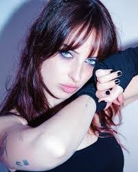 Amanda Royle's Instagram, Twitter & Facebook