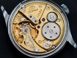 Montre Vintage / aide Images?q=tbn:ANd9GcRccojOS-MuVGZrNoi5ZZ--a7bMCmKxZDHHFqFvGDWlYphUiN2iOw