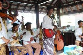 Sedangkan tradisional berasal dari bahasa latin yaitu traditio yang artinya kebiasaan masyrakat yang. Seni Musik Pengertian Sejarah Dan Unsurnya Halaman All Kompas Com