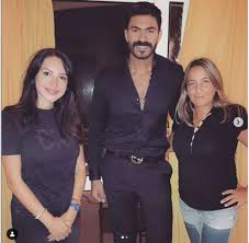 بدورها حافظت إنجي علاء على إخفاء وجه أولادها حيث لا يظهرون في أي صورة تنشرها. Ø¢Ø®Ø±Ù‡Ø§ Ø§Ù„Ù†Ù‡Ø§ÙŠØ© Ø£Ø¹Ù…Ø§Ù„ Ø¬Ù…Ø¹Øª Ø¨ÙŠÙ† ÙŠÙˆØ³Ù Ø§Ù„Ø´Ø±ÙŠÙ ÙˆØ²ÙˆØ¬ØªÙ‡ Ø¥Ù†Ø¬ÙŠ Ø¹Ù„Ø§Ø¡ ÙÙ† ÙˆØ«Ù‚Ø§ÙØ© Ø§Ù„ÙˆØ·Ù†