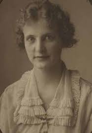 Elinor Howard's Instagram, Twitter & Facebook