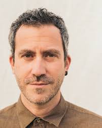 Hola, me llamo Jose Carra, con 9 años descubrí que necesitaba componer  música, y desde entonces he dedicado mi vida a eso. Desde antes adoraba las  canciones, los boleros me parecían un