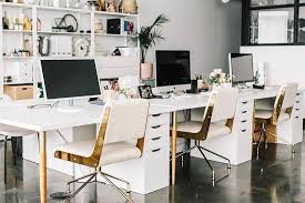 Penempatan meja dan kursi pegawai dengan peralatan lainnya berpedoman kepada rancangan/pola yang sudah dibuat 4. 10 Tips Menata Ruangan Kantor Yang Nyaman Bagi Bisnis Baru
